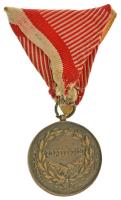 1917. "Károly Bronz Vitézségi Érem" öntött bronz kitüntetés mellszalaggal (változat / vise...