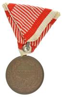 1917. "Károly Bronz Vitézségi Érem" bronz kitüntetés modern mellszalaggal. Szign.: Kautsch...