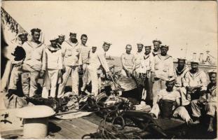 Osztrák-magyar haditengerészet matrózai hús bepakolás közben / K.u.K. Kriegsmarine Matrosen, Fleischeinschiffung / Austro-Hungarian Navy mariners loading meat. photo