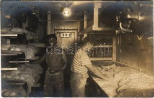 Osztrák-magyar haditengerészet matrózai a konyhában kenyér sütés közben / K.u.K. Kriegsmarine Matrosen, Brotbacken / Austro-Hungarian Navy mariners in the kitchen, bread baking. Schrinner Pola 1915.