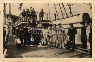 1914 Osztrák-magyar haditengerészet matrózai kenyeres kosarakkal / K.u.K. Kriegsmarine Matrosen, Tragen der Backeimer / Austro-Hungarian Navy mariners carrying bread baskets + K.u.K. Kriegsmarine S.M.S. Alpha