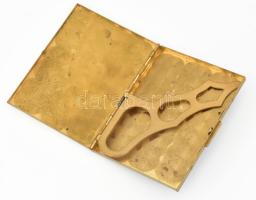 Gyöngyházdíszítésű réz cigarettatárca, kopásnyomokkal, hátoldalán matricaragasztás nyomaival, 10×8 c...