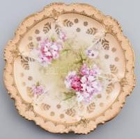 Virágos-aranymintás porcelán tányér, részben kézzel festett, jelzés nélkül, kisebb kopásnyomokkal, d: 23 cm