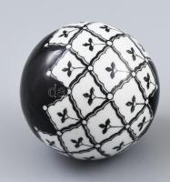 3 db angol porcelán golyó különféle mintákkal. Kézzel festett, jelzés nélkül, kis kopással d: 7,5 cm