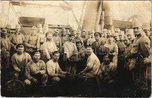 ~1900 K.u.K. Kriegsmarine Matrosen / Osztrák-magyar matrózok és katonák szénnel a fedélzeten / Austro-Hungarian Navy mariners and soldiers on deck, coal loading. photo (fl)