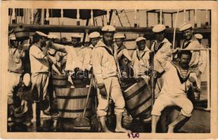 K.u.K. Kriegsmarine Aus dem Matrosenleben / Osztrák-magyar matrózok fedélzet mosás közben / Austro-Hungarian Navy mariners cleaning the deck. Phot. A. Beer, F.W. Schrinner 1916 (fl)