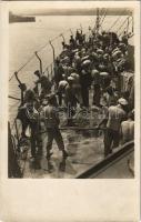 K.u.K. Kriegsmarine Matrosen, Reinigung / Osztrák-magyar matrózok mosakodás közben / Austro-Hungarian Navy mariners washing themselves. Rotes Kreuz Pola 1916. Nr. 353. (EK)