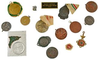 ~1960-1980. 16db vegyes, főleg díjérem, szocialista jelvény tétel T:AU-XF