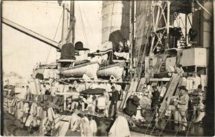 K.u.K. Kriegsmarine Matrosen / Osztrák-magyar matrózok várnak a fedélzeten még személyes holmijaikat átvizsgálják / Austro-Hungarian Navy mariners waiting for their personal items to be inspected. photo (fl)