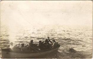 1917 Osztrák-magyar haditengerészeti akna gyakorlat az Adrián, matrózok / K.u.K. Kriegsmarine Matrosen / Austro-Hungarian Navy mariners on mine training. photo (EK)