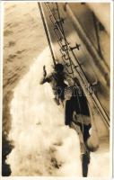 Osztrák-magyar haditengerészet matróza kalapáccsal próbál egy beragadt vasmacskát kiszabadítani / K.u.K. Kriegsmarine Matrose / Austro-Hungarian Navy mariner hammering away at a big anchor that appears to have been stuck. Schrinner Pola 1913.