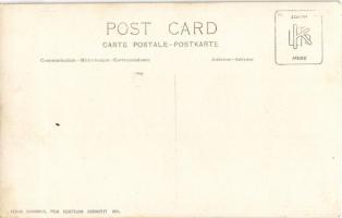 Osztrák-magyar haditengerészet matróza kalapáccsal próbál egy beragadt vasmacskát kiszabadítani / K....