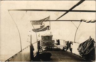 1918 Osztrák-magyar haditengerészet matróza postagalamb indítás előtt / K.u.K. Kriegsmarine Matrose, Brieftauben-Abflug / Austro-Hungarian Navy mariner before the homing pigeon departure. Phot. Alois Beer, F.W. Schrinner Pola 1917. + "K.u.k. Ausrüstungsdireketion" (EK)