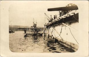 K.u.K. Kriegsmarine Seeflugzeug / SMS Tegetthoff az Osztrák-Magyar Haditengerészet Tegetthoff-osztályú csatahajója, mellette "L 53" hidroplán, "a pilóta átadja a jelentését" / WWI Austro-Hungarian Navy Tegetthoff-class battleship with seaplane (flying boat), naval aircraft, mariners. photo (EB)