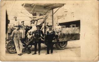 Pola Arsenal, osztrák-magyar haditengerészet matrózai teherautón / K.u.k. Kriegsmarine Matrose / WWI Austro-Hungarian Navy mariners on truck. photo (fa)