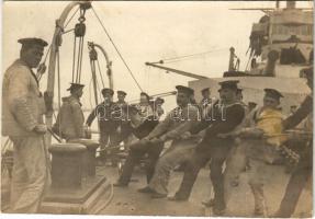 SMS SZENT ISTVÁN osztrák-magyar haditengerészet matrózai felhúznak egy csónakot / K.u.k. Kriegsmarine Matrose / WWI Austro-Hungarian Navy mariners hoisting an unseen boat. photo (10,3 x 7,3 cm) (vágott / cut)