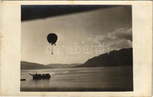 1916 Osztrák-magyar haditengerészeti megfigyelő ballon egy tutajhoz rögzítve, SMS ÁRPÁD fedélzetéről felvéve / K.u.K. Kriegsmarine / Austro-Hungarian Navy observation balloon tied to a raft. photo + "K.u.k. Kriegsmarine S.M.S. Árpád"