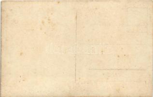 Osztrák-magyar haditengerészet matrózai unottan várakoznak egy vasútállomáson, sakkoznak és harmonik...