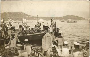 1914 Dubrovnik, Ragusa; K.u.K. Kriegsmarine Matrosen / Austro-Hungarian Navy mariners ready to disembark. Tomlinovic photo (EK)