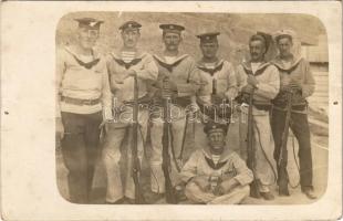 K.u.K. Kriegsmarine Matrosen / Austro-Hungarian Navy mariners with guns on mainland. photo (fl)