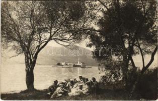 Perast, K.u.K. Kriegsmarine Matrosen / Osztrák-magyar matrózok a szárazföldön / Austro-Hungarian Navy mariners resting on mainland across from the island church of Saint George. photo