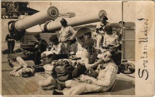 1919 Sretan Uskis / K.u.K. Kriegsmarine Matrosen / Osztrák-magyar matróz borbély munka közben az SMS FRANZ FERDINAND fedélzeten / Austro-Hungarian Navy mariner barber on deck. photo (EB)