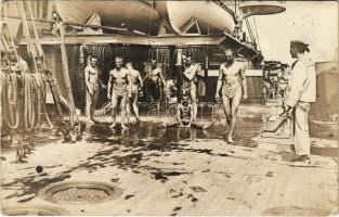 K.u.K. Kriegsmarine Matrosen / Osztrák-magyar matrózok zuhanyoznak a fedélzeten / Austro-Hungarian Navy mariners taking a shower on deck. photo (EK)