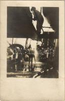 K.u.K. Kriegsmarine Matrosen / Osztrák-magyar matrózok zuhanyoznak a fedélzeten / Austro-Hungarian Navy mariners taking a shower on deck. F.W. Schrinner 1918.