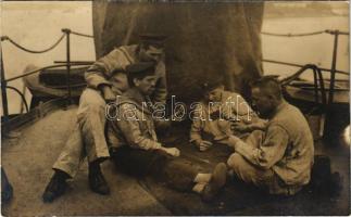 K.u.K. Kriegsmarine Matrosen beim Kartenspiele / Osztrák-magyar matrózok kártyajáték közben / Austro-Hungarian Navy mariners playing card games. A. Fischer Pola Nr. 568.