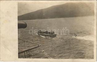 K.u.K. Kriegsmarine / Osztrák-magyar matróz vízisízés közben egy motorcsónak által húzva / Austro-Hungarian Navy officers go water-skiing on a motor launch. photo (fl)