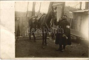 1914 Első világháborús felnyergelt sebesült orosz ló magyar fogságban, katona / WWI K.u.k. military, captured Russian injured horse with soldier. photo (Rb)