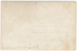 1920 Zápassesibírskym dravcem na lodi "Taiser" / Csehszlovák katonák harcolnak egy medvéve...