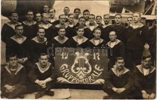 1917 Gruppo Corale - K.u.K. Kriegsmarine Matrosen / Osztrák-magyar haditengerészet, matrózok kórusa / Austro-Hungarian Navy, mariners' choir. photo