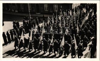 1941 Budapest I. Az 1848-49-es szabadságharci zászlók ünnepélyes hazahozatala Oroszországból. A zászlók útja a várban / Russia returns the flags of the 1849-49 Hungarian war of independence