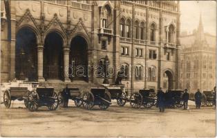 Budapest V. Elfogott orosz ágyúk az Országház előtt kiállítva, katonák. photo (EK)