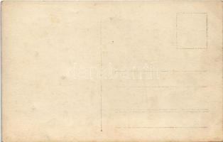 Budapest V. Elfogott orosz ágyúk az Országház előtt kiállítva, katonák. photo (EK)