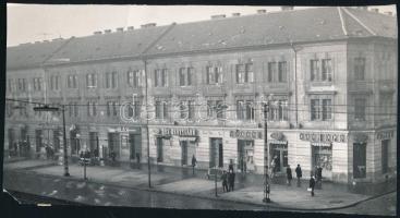 1966 Bp., "Tizenhárom sarokház", üzletek, sajtófotó, a hátoldalon feliratozott, pecséttel jelzett, ragasztás nyomaival, kis sarokhiánnyal, 22,5x12 cm