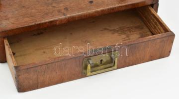 Antik asztali fésülködő tükör, fiókos szekreter. Dió furnér. Politúrozott, sérülésekkel, réz veretek...