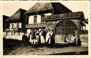 1942 Székelyudvarhely, Odorheiu Secuiesc; székelykapu, erdélyi folklór / Transylvanian folklore, wood carved gate. Kováts István photo (EK)