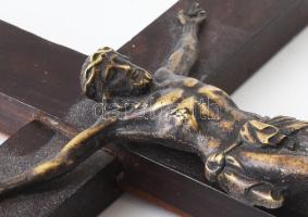 Feszület, fém-fa, hátoldalán 1916-os datálással, Krisztus lábánál rögzítés elvált a fától, 25x12,5 c...