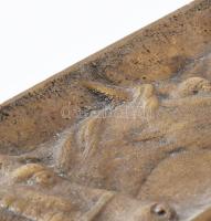 Réz asztali névjegytartó, három lófejjel plasztikusan dekorált, kopásnyomokkal, 6x20x1,7 cm