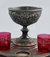 Antik likőrös készlet. Vésett réz lábas tálcán, ón és üveg karaffa, hozzá 4 db festett üveg pohár, a...