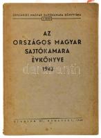 1943 Az Országos Magyar Sajtókamara évkönyve. Benne a sajtókamara és a hozzátartózó ujságíró-intézmények vezetőségi és tiszti karával, tagnévsorral. A kötet elején Horthy Miklós, és Horthy István színes portréjával, a kötet végén színes Magyarország térképpel. Országos Magyar Sajtókamara Könyvtára 9. sz. Bp., 1943, Stádium, 390+1 p.+19 t. Kiadói papírkötés, kissé foltos, kissé szakadt borítóval. Ritka!