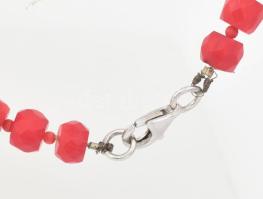 Korall nyaklánc ezüst (Ag) szerelékkel fazettált csiszolással. Jelzett