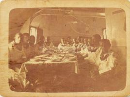 cca 1914 Osztrák-Magyar haditengerészek ebédlőben tisztek nélkül., Fotó hajtásnyommal 12x9 cm / k.u.k. navy soldiers in the dining room photo with fold 12x9 cm