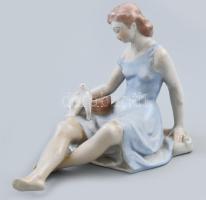 Drasche (Kispest) galamb etető leány, kézzel festett porcelán, jelzett, sérült, m:14 cm