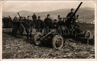 Osztrák-magyar légvédelmi ágyú katonákkal / Austro-Hungarian anti-aircraft gun with soldiers. photo (EB)