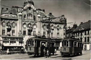 Szombathely, Köztársaság tér, villamosok. Képzőművészeti Alap (EK)