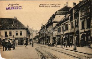 Nagyszeben, Hermannstadt, Sibiu; Nagypiac és Sarkantyú utca, Ludwig Fuchs üzlete. Vasúti levelezőlapárusítás 3. sz. 1918. / Grosser Ring u. Sporergasse / street view, shops (EM)