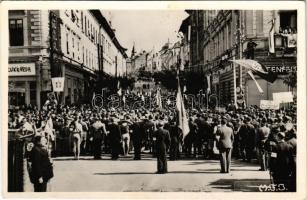 Marosvásárhely, Targu Mures; bevonulás, horogkeresztes zászlók / entry of the Hungarian troops, swastika flags + "1940 Marosvásárhely visszatért" So. Stpl.